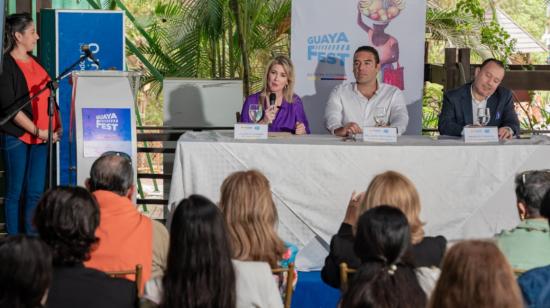 Daniela Creamer, directora de Guayafest; Juan José Yúnez, alcalde de Samborondón; y Mauricio Carvajal, productor de Guayafest, en el lanzamiento del festival, el 26 de octubre de 2023 en el Parque Histórico.