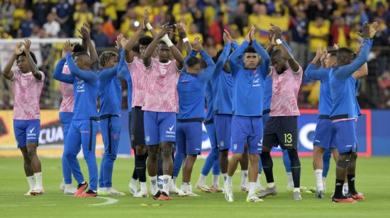 Los jugadores de Ecuador saludan al público en el estadio Rodrigo Paz Delgado, antes del partido ante Colombia, el 17 de octubre de 2023. 