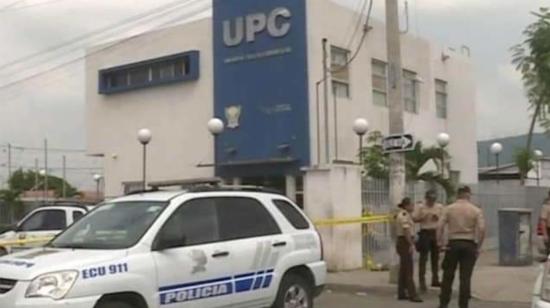 Exteriores de la unidad policial en Manabí, donde ocurrió un nuevo robo de armas, el 7 de noviembre de 2023.