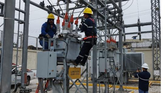 Imagen referencial. Trabajadores en una subestación eléctrica de CNEL, el 12 de octubre de 2023. 