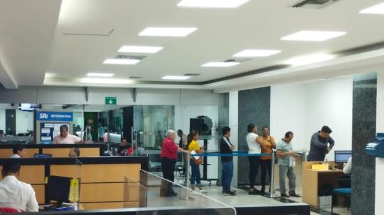 Atención a contribuyentes en una agencia del SRI en Guayaquil, 23 de octubre de 2023.