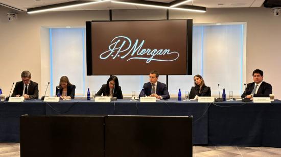 El presidente electo, Daniel Noboa, acompañado de parte de su equipo de Gobierno, en reunión con J.P. Morgan, en Nueva York, el 7 de noviembre de 2023. 