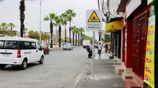 Una de las señales de la ATM sobre las 'zonas inundables' en el norte de Guayaquil, el 7 de noviembre de 2023.