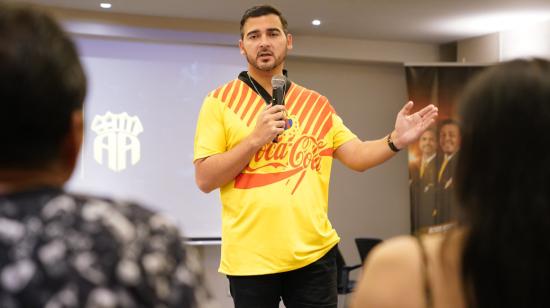 Antonio Álvarez, durante una reunión con socios de Barcelona, el 31 de octubre de 2023. 