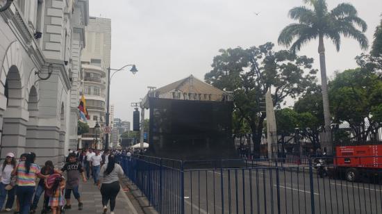 Vista lateral de la tarima colocada en la avenida Simón Bolívar, centro de Guayaquil, el 8 de noviembre de 2023.