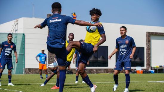 Los jugadores de la selección Sub 17 de Ecuador se entrenan en Indonesia, previo a su debut en el Mundial.