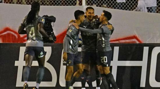 Los jugadores de Liga festejan un gol en Ambato, por la LigaPro, el 8 de noviembre de 2023.