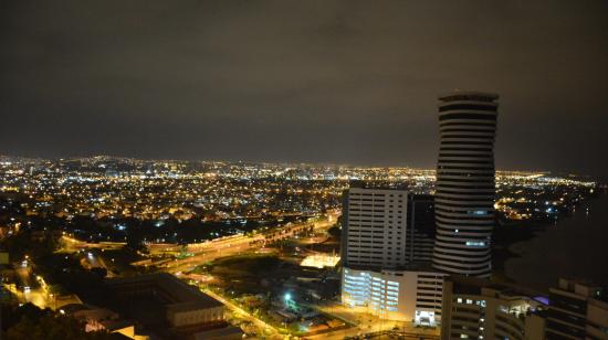 Imagen referencial. Panorámica de Guayaquil parcialmente iluminada. 