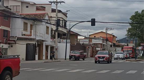 Semáforos apagados por un corte de luz en la avenida Loja, en Cuenca, el 8 de noviembre de 2023.