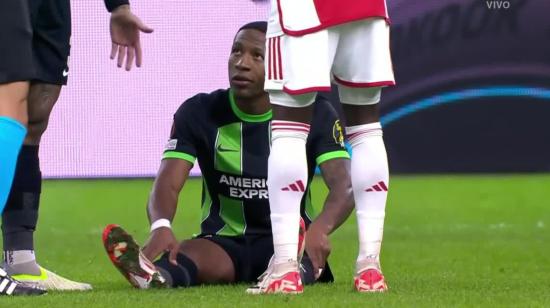 Pervis pidió el cambió a los 12 minutos de haber ingresado en el partido del Ajax ante el Brighton, este 9 de noviembre de 2023.