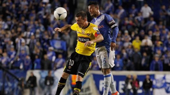 Damián Díaz disputa un balón con Pedro Quiñónez, en el estadio George Capwell, el 9 de octubre de 2012. 