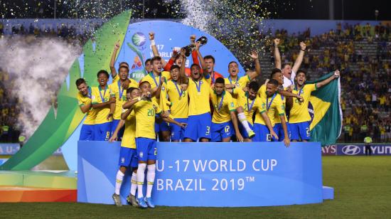 Los jugadores de Brasil festejan con el trofeo de la Copa del Mundo en 2019.