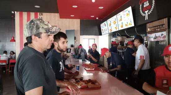 Atención en un local de KFC en Machachi, el 9 de noviembre de 2023. 