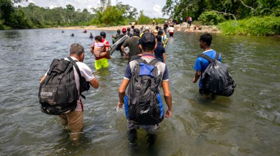 Migrantes cruzan la selva del Darién, el 21 de septiembre de 2023.