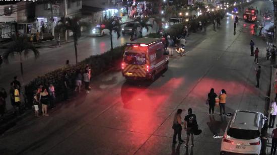 Bomberos desplazaron equipos al lugar del incendio en el norte de Guayaquil, el 9 de noviembre de 2023.
