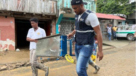 Frickson Erazo, exgobernador de Esmeraldas, en un recorrido por barrios de la ciudad el 8 de junio de 2023.