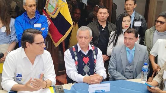 El asambleísta separado de Construye, Paúl Aulla (primero desde la izq.) en una rueda de prensa junto a Fernando Villavivencio y Patricio Carrillo, en junio de 2023.