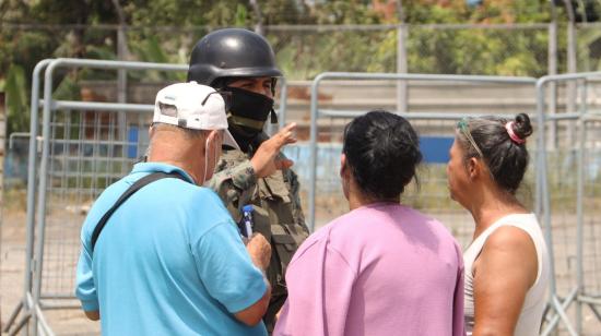 Familiares de reclusos en los exteriores de la Penitenciaria del Litoral esperando un supuesto listado de fallecidos, el 26 de julio del 2023.