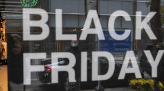 Imagen referencial de un aviso sobre el Black Friday o Viernes Negro en una tienda de Estados Unidos, en 2021.