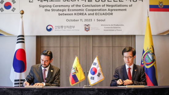 Prefirma del Acuerdo Estratégico de Cooperación Económica, entre Ecuador y Corea del Sur, el 10 de octubre de 2023, en Corea del Sur. 