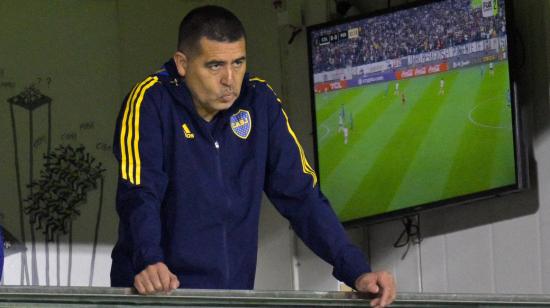 El vicepresidente de Boca Juniors y exfutbolista Juan Román Riquelme mientras ve el partido de vuelta de la fase de grupos de la Copa Libertadores ante Monagas de Venezuela La Bombonera, el 29 de junio de 2023.