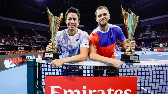 Gonzalo Escobar y Aleksandr Nedovyesov con sus trofeos de campeones del Abierto de Sofía, el 11 de noviembre de 2023.