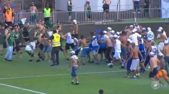 Hinchas de Coritiba y Cruzeiro invadieron la cancha y se enfrentaron, el 11 de noviembre de 2023.