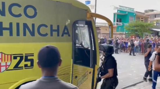 El bus de Barcelona, a su llegada al estadio George Capwell, el 12 de noviembre de 2023.