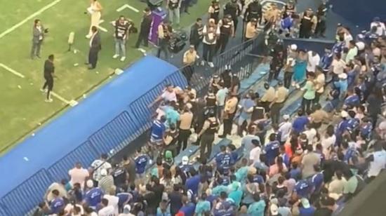 La policía se enfrentó con la hinchada de Emelec durante el Clásico del Astillero, el 12 de noviembre de 2023.