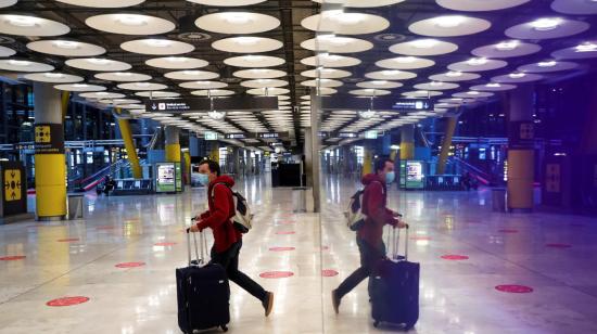 Imagen referencial de un viajero cruzado una sala en el aeropuerto de Madrid, España, en 2021.