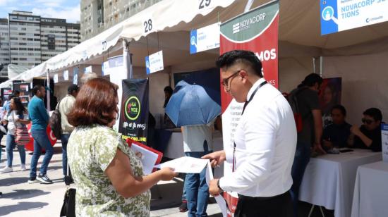 Una mujer entrega su hoja de vida en una feria de empleo en Quito, el 20 de octubre de 2023. 