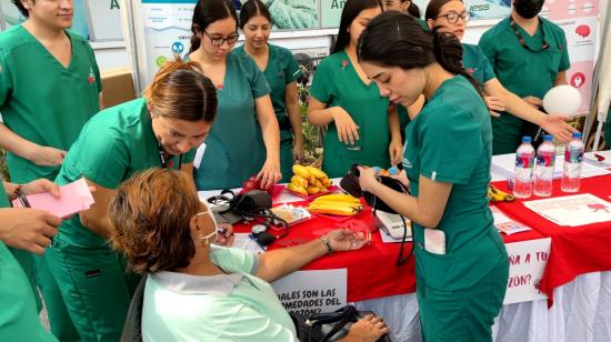 Enfermeras del hospital Teodoro Maldonado Carbo, en Guayaquil, toman la presión a una paciente con diabetes. 