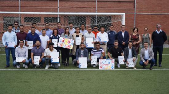 Jugadores, jugadoras y miembros del cuerpo técnico de Universidad Católica tras recibir sus certificados del proyecto de formación integral, el 13 de noviembre de 2023.