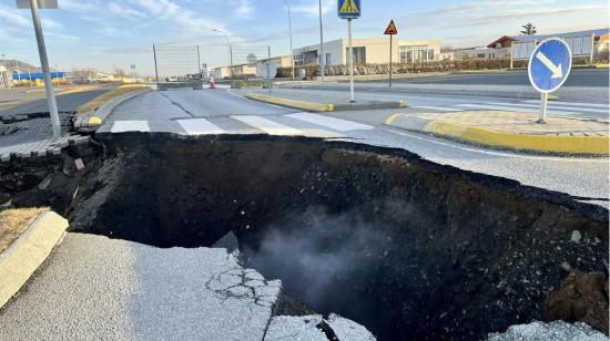 Grietas en las calles de la ciudad de Grindavik, en Islandia, el 13 de noviembre de 2023.