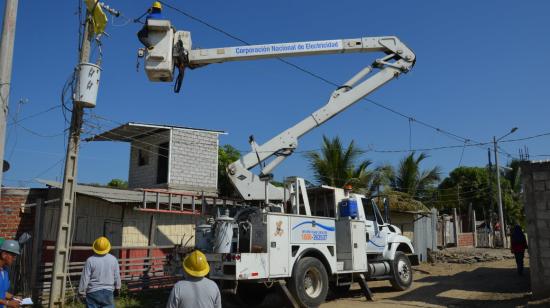 Maquinaria y técnicos de CNEL EP en trabajos en Guayaquil.