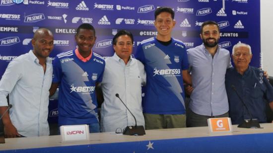 Xavier Chávez (c), durante una rueda de prensa con Emelec a inicios de 2023.