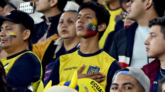 Un hincha de Ecuador con su mano en el pecho durante el partido ante Colombia, el martes 17 de octubre de 2023.