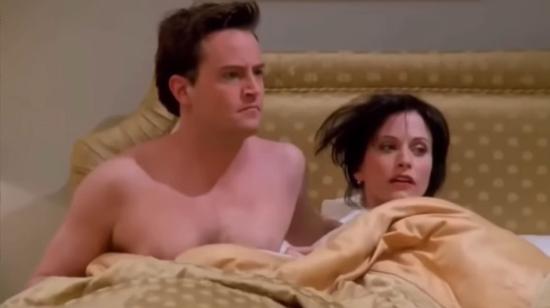 Matthew Perry y Courteney Cox como Chandler y Mónica en la serie 'Friend's'.