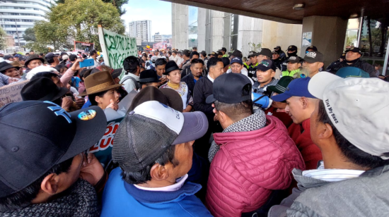 Protesta de productores de leche en el Ministerio de Agricultura, en Quito, el 14 de noviembre de 2023. 