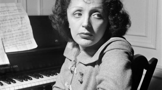 Edith Piaf, una de las cantantes más célebres del siglo XX, compositora e intérprete de la emblemática canción 'La vie en rose'.