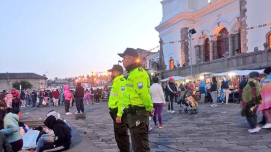 Policías y feligreses en la parroquia El Quinche, en 2022.