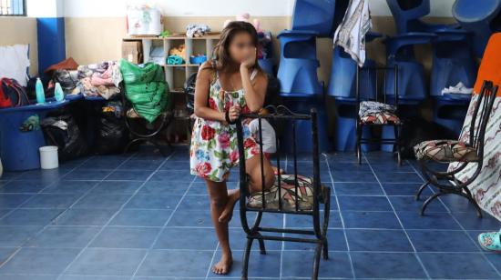 Una niña mira lejos en la Unidad Educativa Alfonso Quiñonez, convertida en albergue, tras las inundaciones en Esmeraldas en junio de 2023.