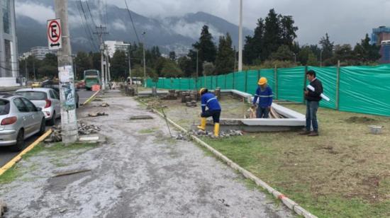 Trabajadores del Municipio de Quito durante las primeras obras de la parada para los buses del valle de Los Chillos.