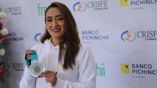 La ciclista Miryam Núñez posa con su medalla de plata de los Juegos Panamericanos de Chile, antes de la rueda de prensa del 16 de noviembre de 2023.