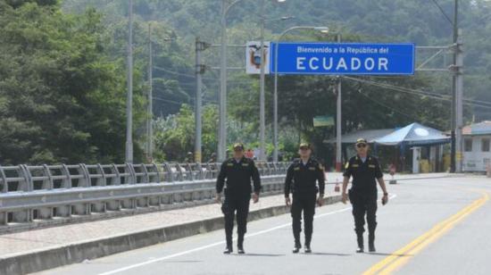 Tres policías peruanos en el paso fronterizo de Tumbes, entre Perú y Ecuador, el 15 de noviembre de 2023.