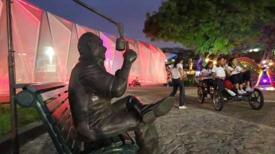 Estudiantes pasean en una bicicleta tándem en la plaza Guayarte, en Guayaquil. 