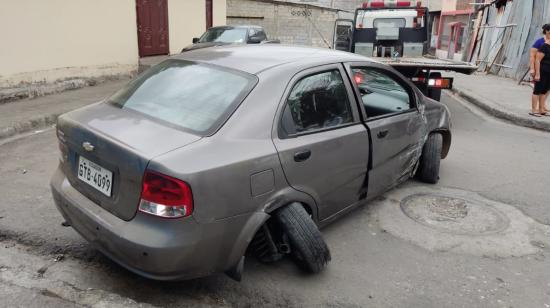 El auto gris, que se usó en la destrucción de un cerramiento en un barrio, fue abandonado en Guayaquil, el 16 de noviembre de 2023.