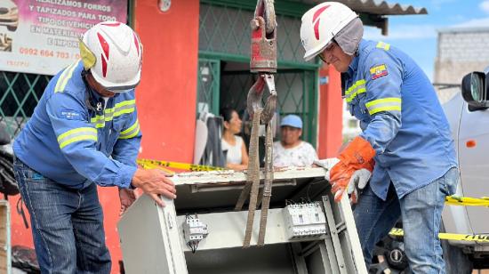 Operarios de la Empresa Eléctrica Quito realizaron mantenimiento a transformadores de Tumbaco el 16 de noviembre de 2023.