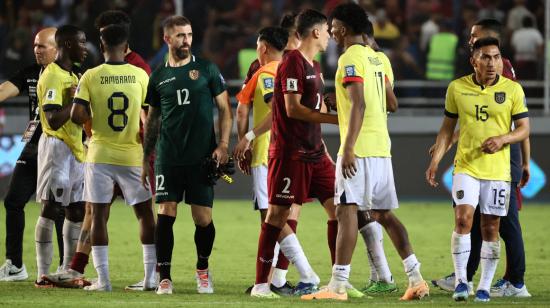 Jugadores de Venezuela y de Ecuador tras el partido de la Fecha 5 de Eliminatorias, el 16 de noviembre de 2023.