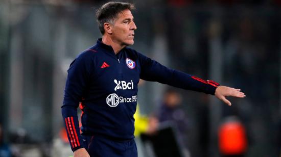 Eduardo Berizzo da instrucciones durante el partido entre Chile y Paraguay, el 16 de noviembre de 2023.